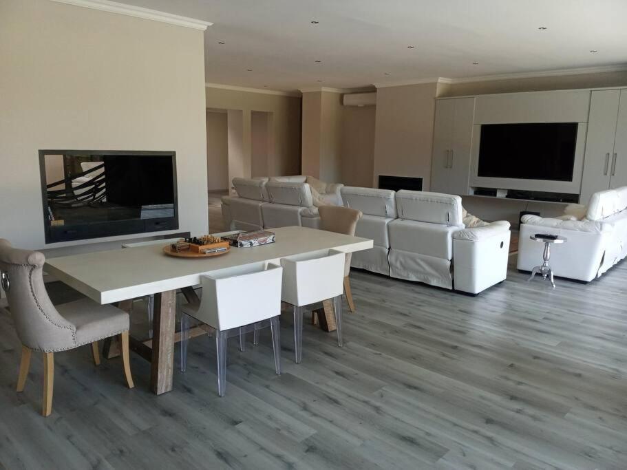 Pecanwood Estate Luxury Villa 5 Bedrooms With Pool Hartbeespoort Extérieur photo